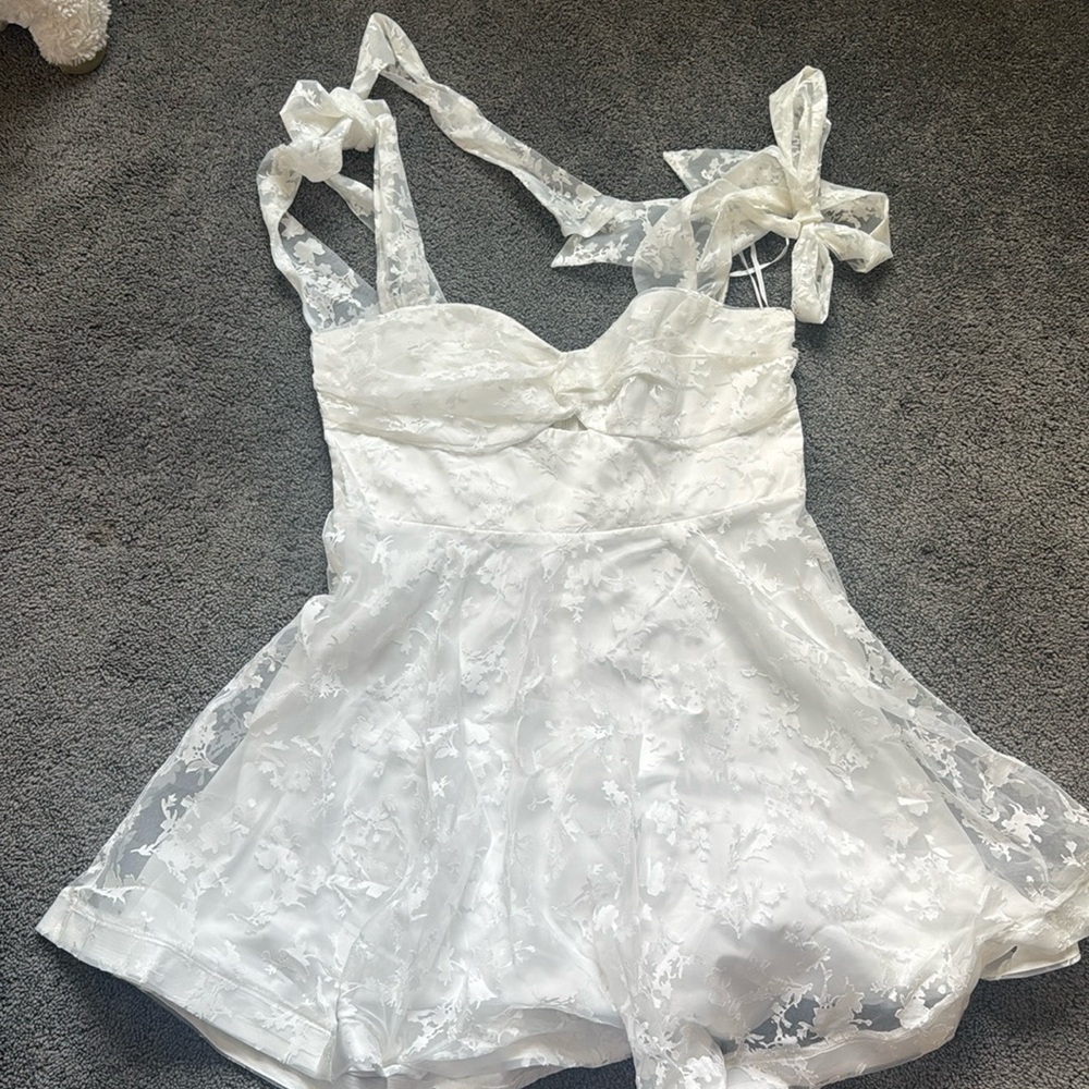 Oliana Tied Shoulders Keyhole Mini Dress White: SELFIE LESLIE